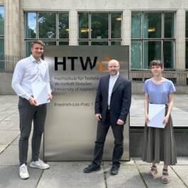 Prof. Dr.-Ing. Gunther C. Stehr (Mitte), Auslandsbeauftragter der Fakultät Maschinenbau mit den Stipendiaten Wilhelm Gloer (links) und Sina Neubert (rechts). Im Hintergrund das Gebäude der HTW Dresden. 