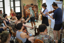 Junge Menschen musizieren in Musik Workshops; Copyright: Christoph Schönbeck